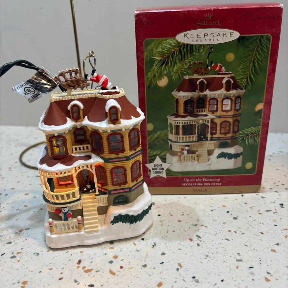 Vintage 2001 Hallmark Keepsake Ornament “Up on the Housetop”‎ magic ornament